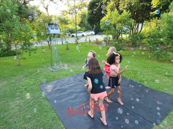 aluguel-de brinquedos-em-são-paulo-maquina-de-bolha-de-sabao-profissional