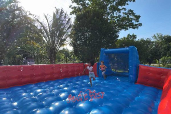 festa-infantil-com-futebol-inflável-máquina-bolha-sabão